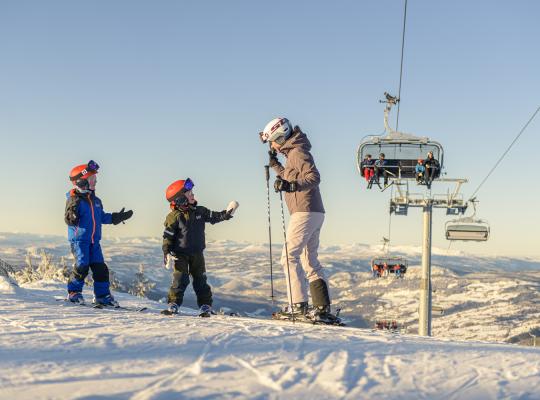 familie på ski i Hafjell