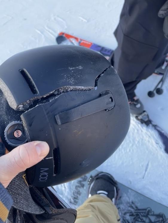DELT: Slik så hjelmen til Julian Van der Weele (26) ut etter at han hoppet og landet feil på en rail i parken i Hafjell. Foto: Privat.